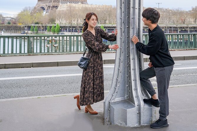 Photo Session in Paris - Photographer at the Eiffel Tower - Who the photographer helps you become on camera