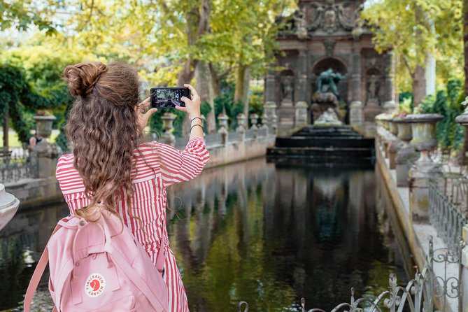 Private City Kickstart Tour: Paris - Pont des Arts and the photo-friendly connections