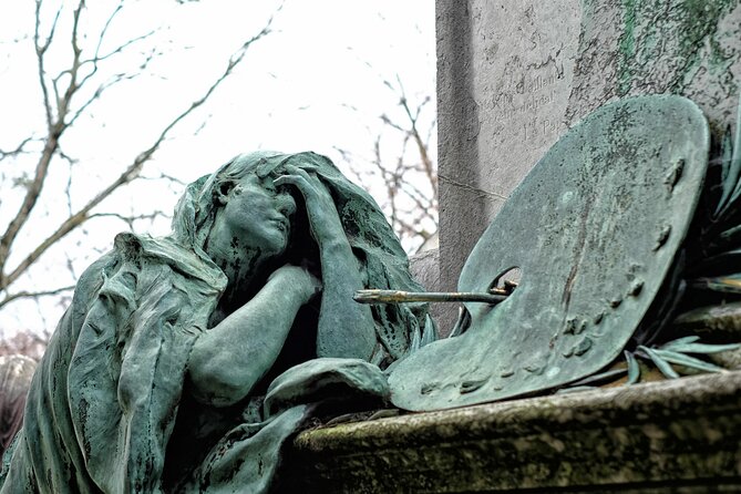 Private Père Lachaise Cemetery Walking Tour - Why Père Lachaise Works So Well With a Guide
