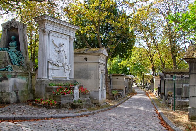Private Père Lachaise Cemetery Walking Tour - Finding the Famous Graves Fast (Morrison, Chopin, Wilde)