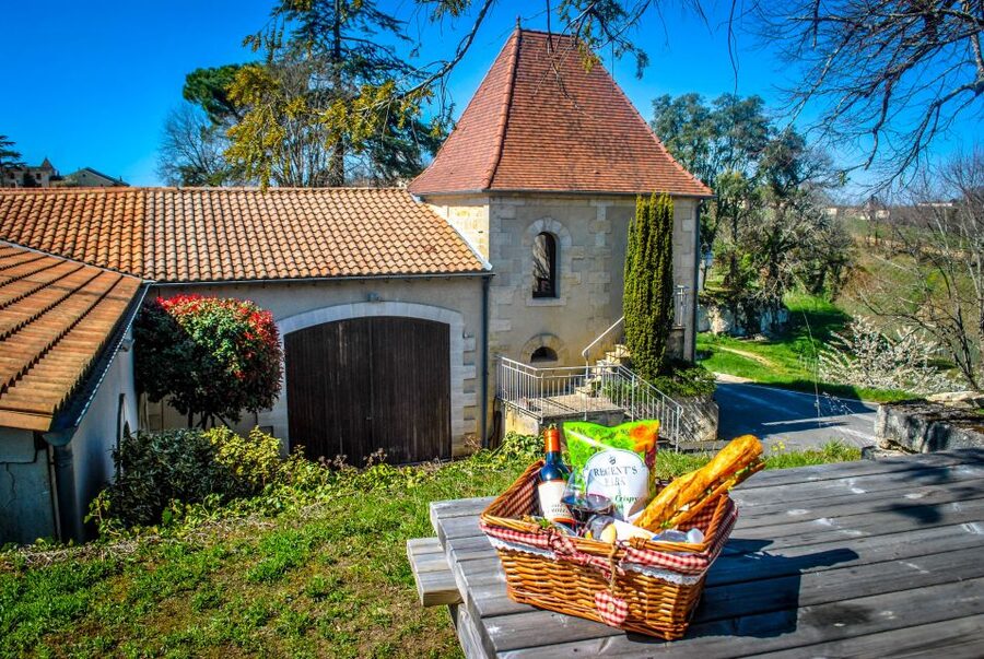 Saint-Emilion: Grand Cru Classé Guided Winery Visit & Picnic - Picnic Basket Lunch at Tour Baladoz: French Classics, Real Value