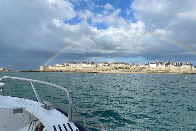 Saint-Malo: 1h30 guided boat trip (Commented FR & EN) - Small Boat, Big Control, Better Attention