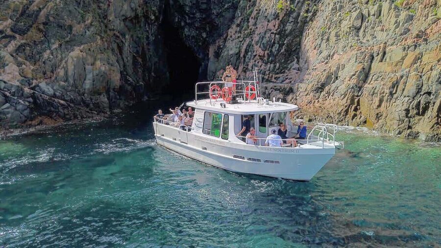 Scandola: Visit the Nature Reserve from Porto (France) - From Portu Corsu to the coves: the start that sets your expectations