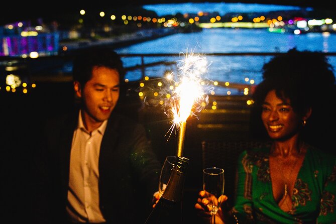 Seine River Dinner Cruise with Live Singer by VIP Yacht de Paris - Timing and the “why it feels longer” part of dinner cruises