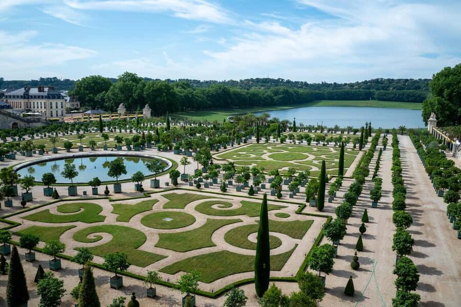 Skip-the-Line Versailles Palace & Garden Tour with Transport - Grand Apartments: Louis XVI and Marie Antoinette, explained without drowning you