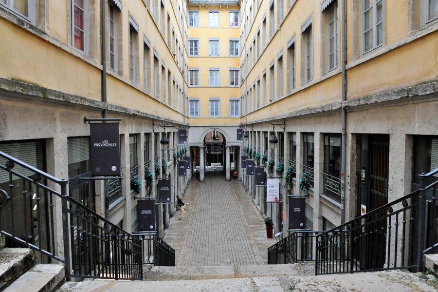 Storytelling tour of Croix-Rousse in French - What makes the actor guide feel different