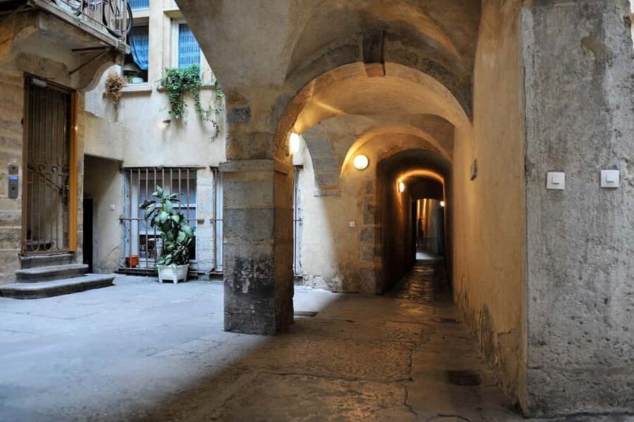 Storytelling tour of the Vieux-Lyon in French - Catherine the printer: the plot that makes Renaissance facts stick