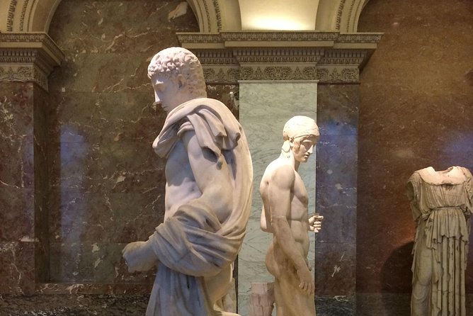 The Essential Louvre Masterpieces Tour - Limited to Six Guests - How the guide teaches Greek and Roman sculpture comparisons