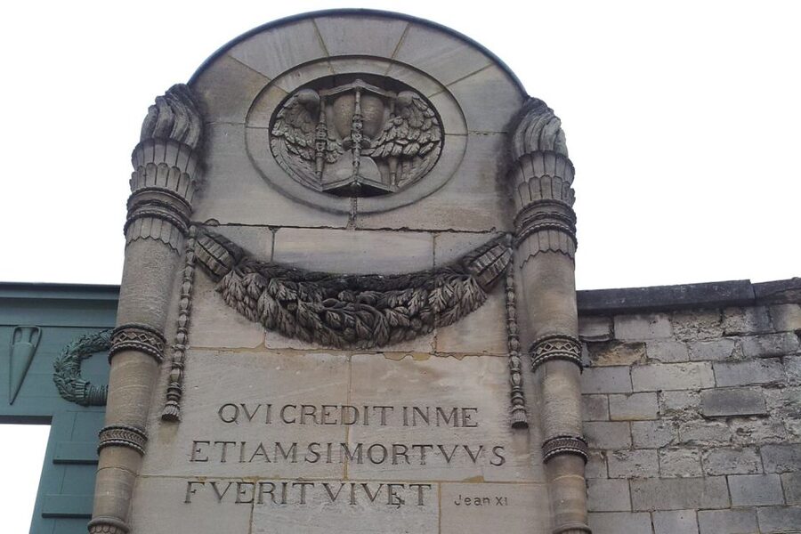 The Père Lachaise Cemetery: Guided 2-Hour Small-Group Tour - Two hours of highlights, from the big names to the quieter legends