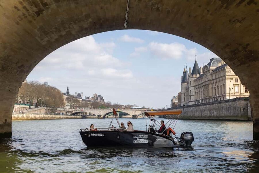 Top Private Cruises in Paris with Champagne + more surprises - Who the guiding style is best for