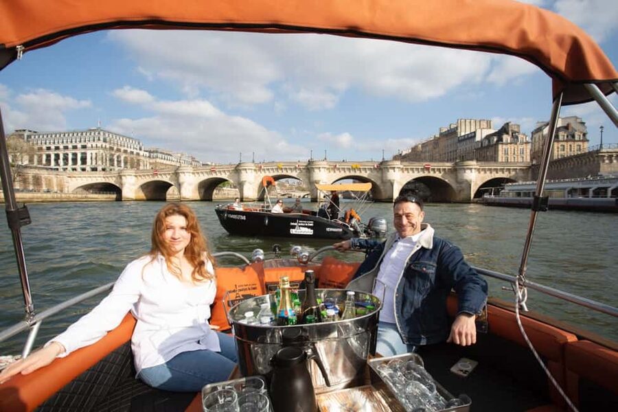 Top Private Cruises in Paris with Champagne + more surprises - The surprises on board: small details that change the mood