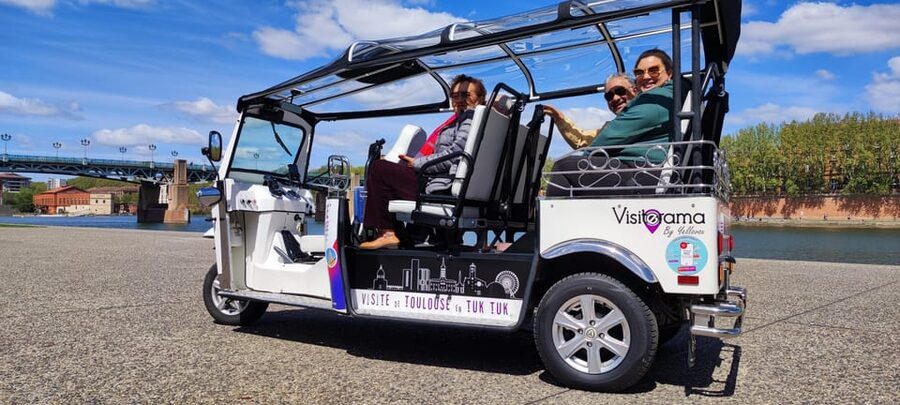Toulouse: Electric Tuk-Tuk Tour with Photo Stops and Audio - The audio guide and multilingual live guide, paced for real ears