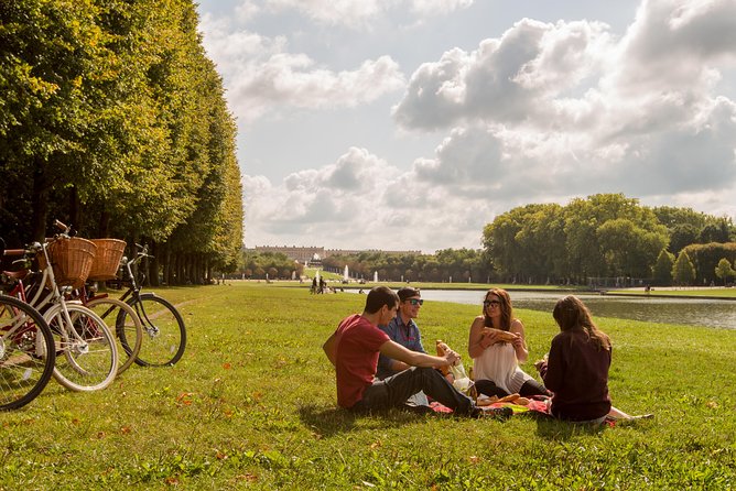 Versailles Bike Tour with Market, Gardens & Guided Palace Tour - A smooth Paris to Versailles day on two wheels