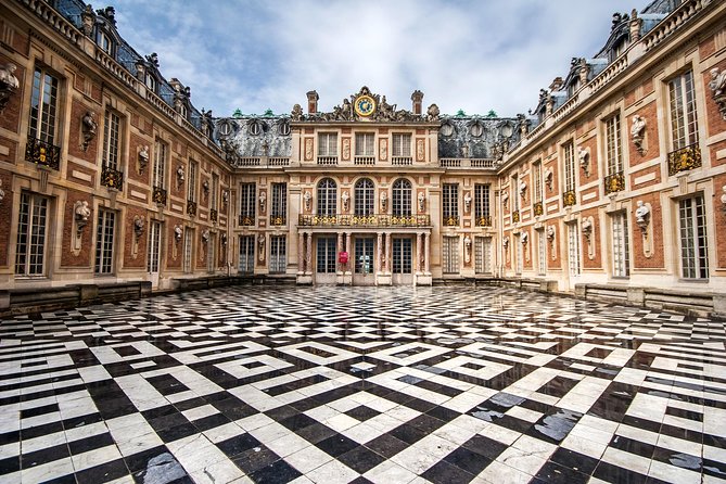 Versailles Domain Small-Group Guided Tour from Paris - The royal arrival moment: Louis XIV at Place dArmes