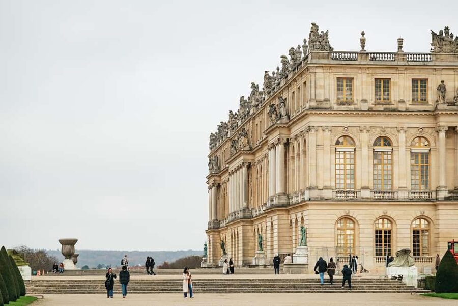 Versailles: Entry ticket & Private Apartments VIP Tour - The 90-minute guided loop: what the private apartments feel like