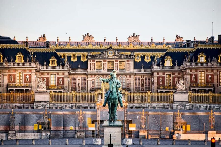 Versailles: Entry ticket & Private Apartments VIP Tour - Group size and pace: small is the point, but arrive prepared