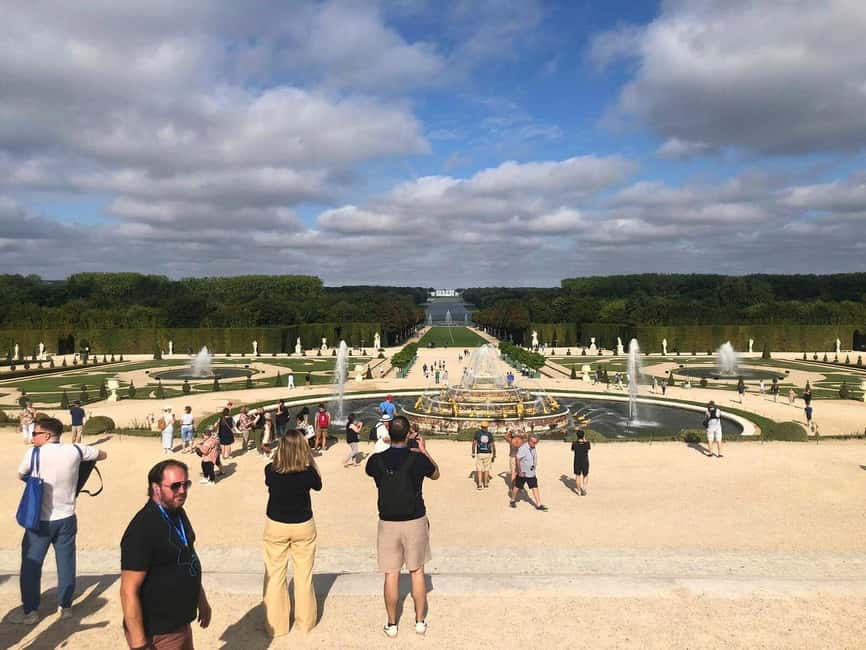Versailles: Palace & Gardens Guided Tour with Entry Tickets - Getting to the meeting point and preparing the visit