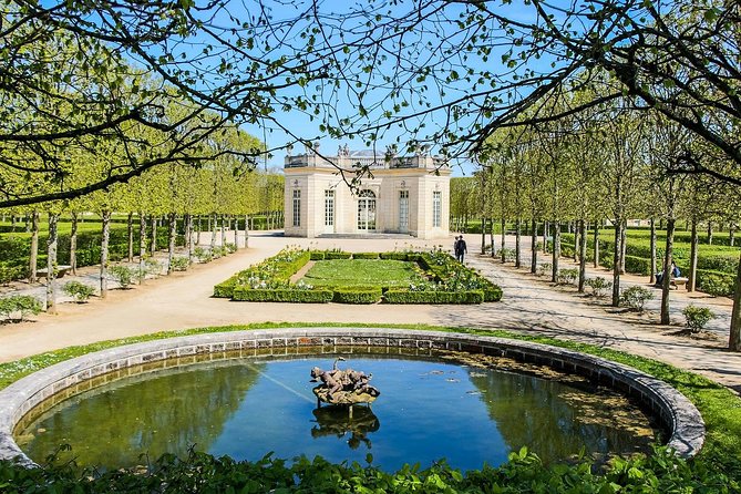 Versailles Palace & Marie-Antoinette's Estate Private Guided Tour with Lunch - Queen’s Hamlet: Marie-Antoinette’s countryside fantasy