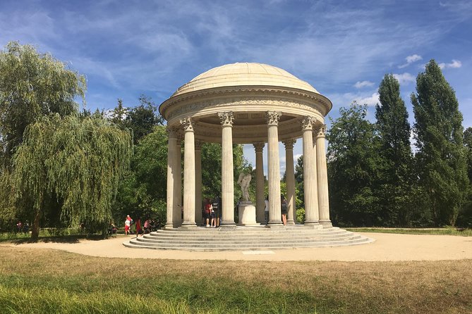 Versailles Palace & Marie-Antoinette's Estate Private Guided Tour with Lunch - Getting around Versailles without fatigue overload