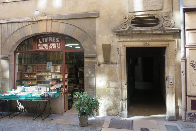 Vieux Lyon Cultural & Historical Walking Guided Tour (English) - Brochier Soieries Vieux Lyon: silk, live silkworms, and craft